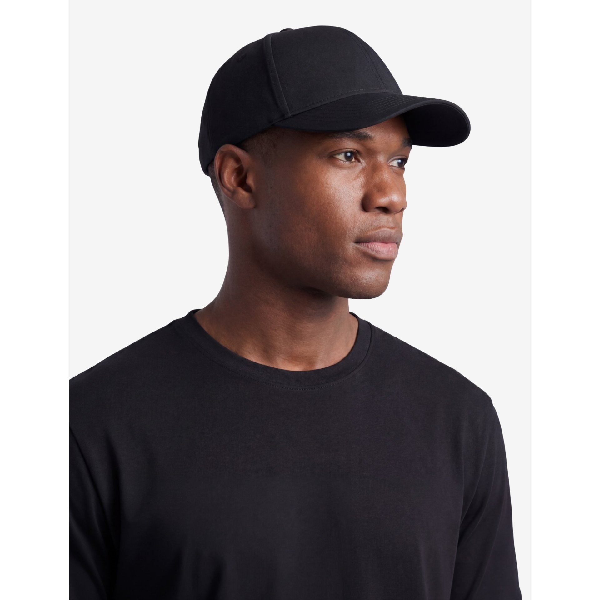 Baseballcap, schwarze Kappe, schlichtes T-Shirt, schwarze Kappe, Seitenprofil